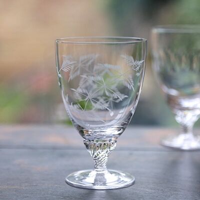 Un set di sei bicchieri da bistrot in cristallo con design a felce