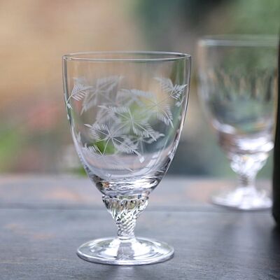 Un ensemble de six verres de bistrot en cristal avec motif de fougère