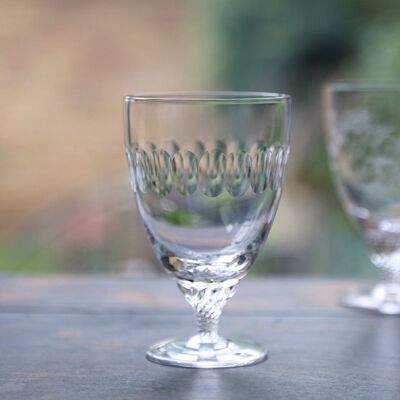 Un juego de seis vasos de bistró de cristal con diseño de lente