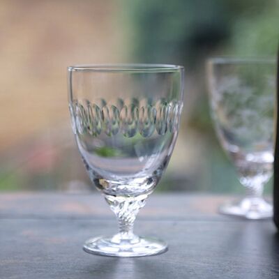Un juego de seis vasos de bistró de cristal con diseño de lente