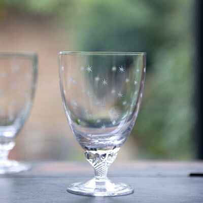 Un ensemble de six verres de bistrot en cristal avec motif d'étoiles