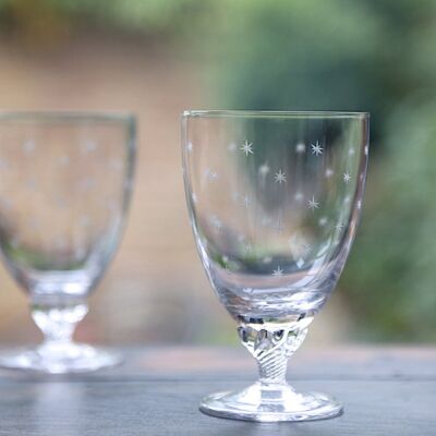 Un set di sei bicchieri da bistrot in cristallo con design a stelle
