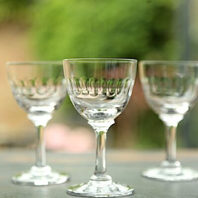 Un ensemble de six verres à liqueur en cristal avec motif de lentilles