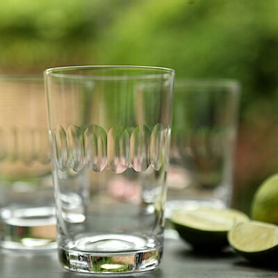 Un juego de seis vasos de cristal con diseño de lente.