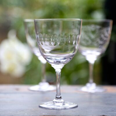 Un ensemble de six verres à vin en cristal avec un design de lentille