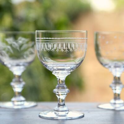Un juego de cuatro copas de vino de cristal con diseño de óvalos