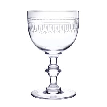 Un ensemble de quatre verres à vin en cristal avec un design ovale 2