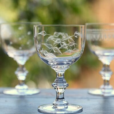 Un juego de cuatro copas de vino de cristal con diseño de helecho