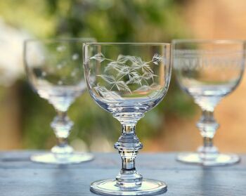 Un ensemble de quatre verres à vin en cristal avec motif de fougère 1
