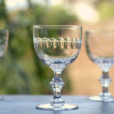 Un set di quattro calici da vino in cristallo con design a lente