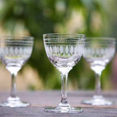 Un set di sei bicchieri da liquore in cristallo con design ovale