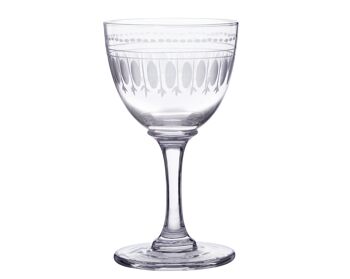 Un ensemble de six verres à liqueur en cristal avec un design ovale 2
