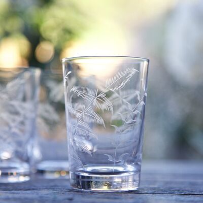 Un set di sei bicchieri di cristallo con design a felce