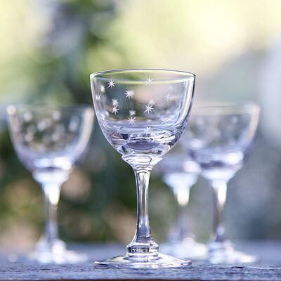 Un ensemble de six verres à liqueur en cristal avec motif étoiles