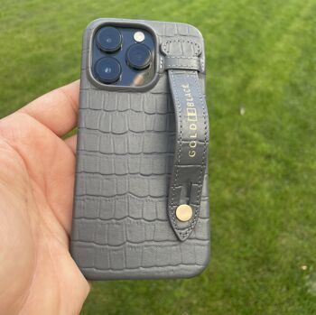 Etui iPhone 14 Pro slim en cuir gaufré croco gris avec passe-doigt 3