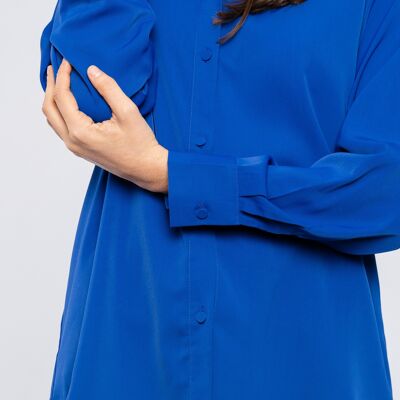 Flowing shirt with covered buttons