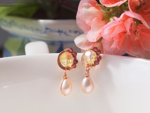 Boucles d’oreilles 14K or rose rempli, pendantes en perle de style anglais, cristaux jaunes et perle d'eau douce avec pierres précieuses grenat