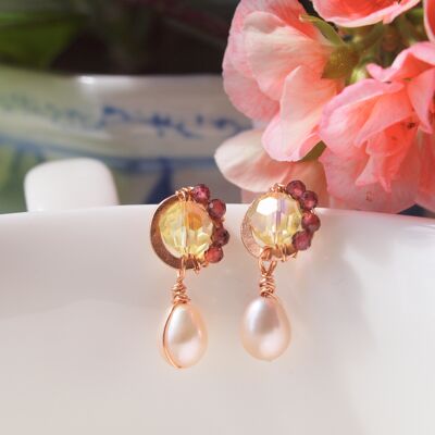 Orecchini pendenti di perle in stile inglese, riempiti in oro rosa 14 carati, cristalli gialli e perle d'acqua dolce con pietre preziose di granato
