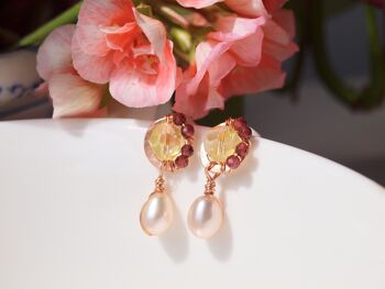 Boucles d’oreilles 14K or rose rempli, pendantes en perle de style anglais, cristaux jaunes et perle d'eau douce avec pierres précieuses grenat 2