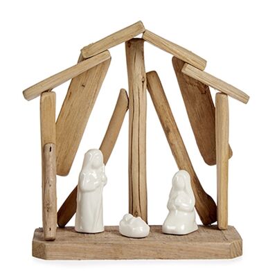 Wooden stable with 3 figurines.