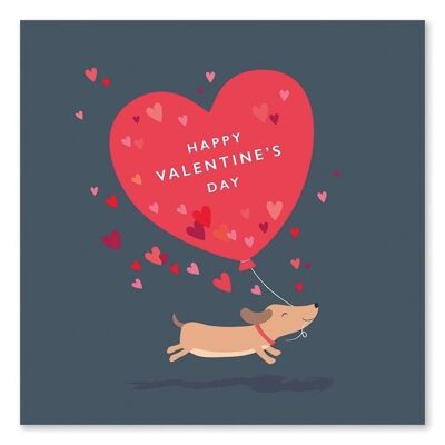 Netter Hund, der mit Herz-Ballon-Valentinsgrußkarte läuft
