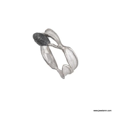 Bague en argent sterling avec feuille d'olivier véritable et fruits noirs. Symbole de paix et de protection. Fabriqué par Mère Nature Bijoux