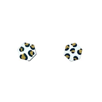 Boucles d'oreilles en bois peintes à la main avec des mini clous hexagonaux imprimés léopard blancs et dorés