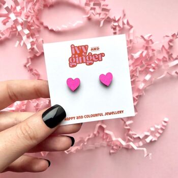 Boucles d'oreilles mini clous coeur rose fluo peintes à la main 1