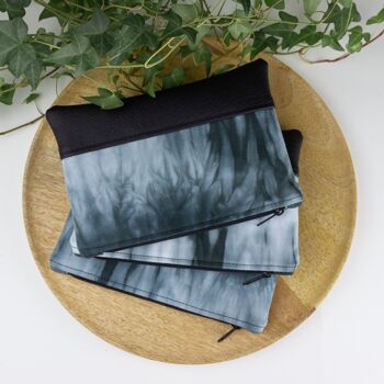 Trousse de maquillage tie-dye shibori noire, petite pochette zippée boho teinte à la main avec accent en cuir végétalien 2