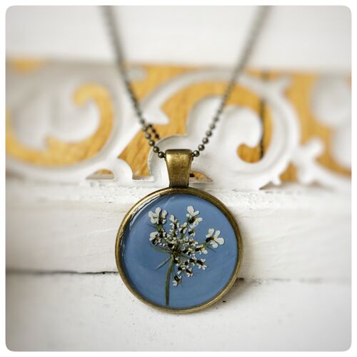 Halskette mit echten wilde Möhre Blüten in Taubenblau