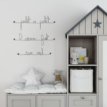 Décoration Murale en Métal - Chambre Enfant / Bébé -  Citation " Petit à petit, l'oiseau fait son nid " - Cadeau de Naissance 1