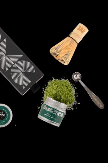 OMGTEA Thé vert matcha bio de qualité AAA - Coffret cadeau comprenant : Boîte de 30 g de qualité AAA - Bon goût 2022. Fouet Matcha en bambou Chasen. Cuillère à café OMGTEA 5