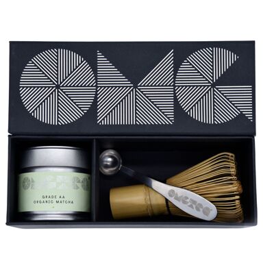 OMGTEA Thé vert matcha biologique de qualité AAA - Coffret cadeau comprenant : Boîte de 30 g de qualité AA - Bon goût 2021. Fouet Matcha en bambou Chasen. Cuillère à café OMGTEA