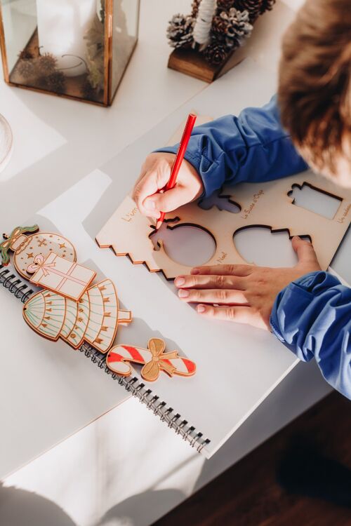 Imagier à dessiner de Noël en bois et ses 5 ornements de Noël