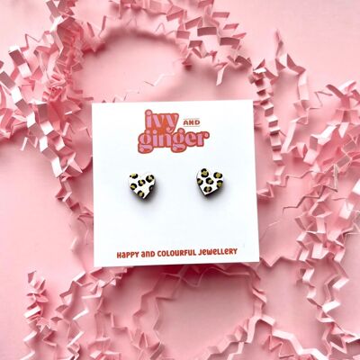 Pendientes mini corazón estampado leopardo blanco y dorado pintados a mano