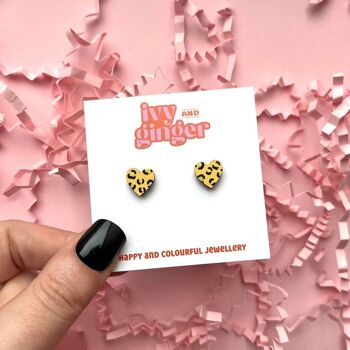 Boucles d'oreilles mini coeur imprimé léopard jaune et or peintes à la main 1