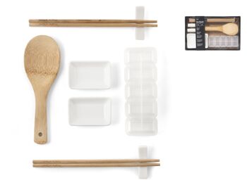 Paquet de 10 morceaux de sushi. Composé de 1 moule à sushi, 2 bols en porcelaine blanche, 1 cuillère à riz en bambou, 2 paires de baguettes en bambou et 2 porte-baguettes en porcelaine. 5