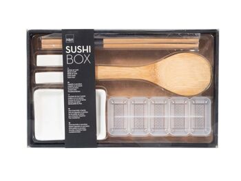 Paquet de 10 morceaux de sushi. Composé de 1 moule à sushi, 2 bols en porcelaine blanche, 1 cuillère à riz en bambou, 2 paires de baguettes en bambou et 2 porte-baguettes en porcelaine. 6