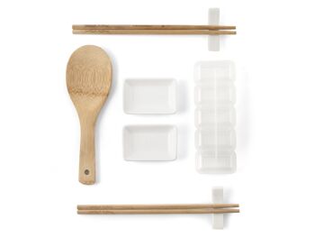 Paquet de 10 morceaux de sushi. Composé de 1 moule à sushi, 2 bols en porcelaine blanche, 1 cuillère à riz en bambou, 2 paires de baguettes en bambou et 2 porte-baguettes en porcelaine. 3