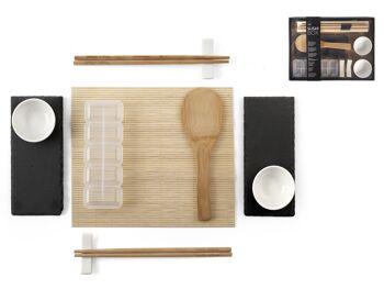 Pack de 13 pièces Sushi Box. Composé de 1 set de table maki en bambou, 2 paires de baguettes en bambou, 2 porte-baguettes en porcelaine blanche, 2 assiettes en ardoise, 2 bols en porcelaine blanche, 1 moule à sushi et 1 cuillère à riz en bambou. 5