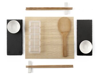 Pack de 13 pièces Sushi Box. Composé de 1 set de table maki en bambou, 2 paires de baguettes en bambou, 2 porte-baguettes en porcelaine blanche, 2 assiettes en ardoise, 2 bols en porcelaine blanche, 1 moule à sushi et 1 cuillère à riz en bambou. 7
