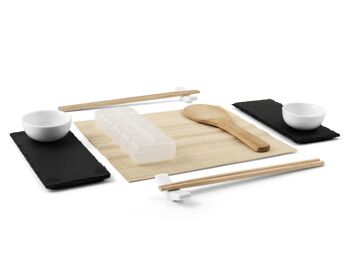 Pack de 13 pièces Sushi Box. Composé de 1 set de table maki en bambou, 2 paires de baguettes en bambou, 2 porte-baguettes en porcelaine blanche, 2 assiettes en ardoise, 2 bols en porcelaine blanche, 1 moule à sushi et 1 cuillère à riz en bambou. 8