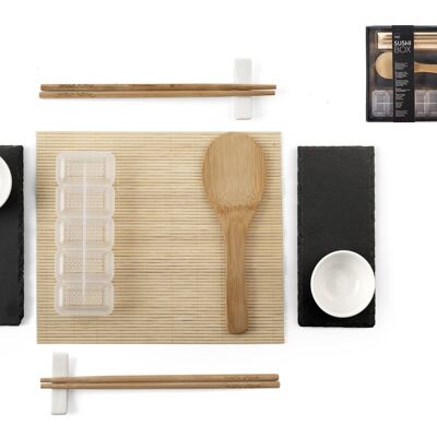 Pack de 13 pièces Sushi Box. Composé de 1 set de table maki en bambou, 2 paires de baguettes en bambou, 2 porte-baguettes en porcelaine blanche, 2 assiettes en ardoise, 2 bols en porcelaine blanche, 1 moule à sushi et 1 cuillère à riz en bambou.