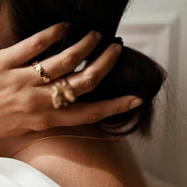 Anello modellato linea di ciottoli piatti in ottone dorato con oro fino