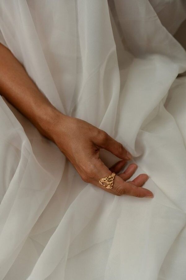 Opulento anello modellato in ottone dorato con oro fino