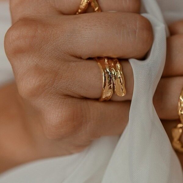 Anello martellato te e me in ottone dorato con oro fino