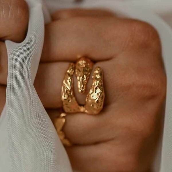 Anello modellato in stile artiglio in ottone dorato con oro fino