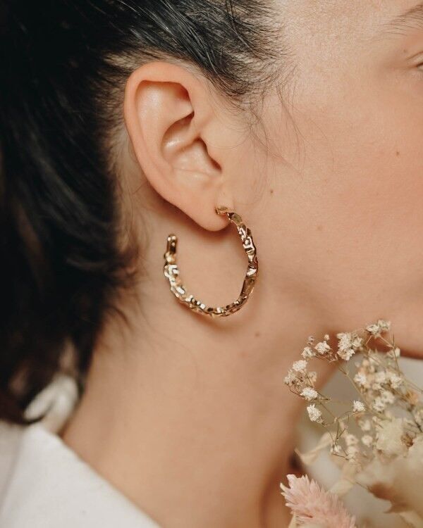 Cerchi larghi in ottone dorato martellato oro fino