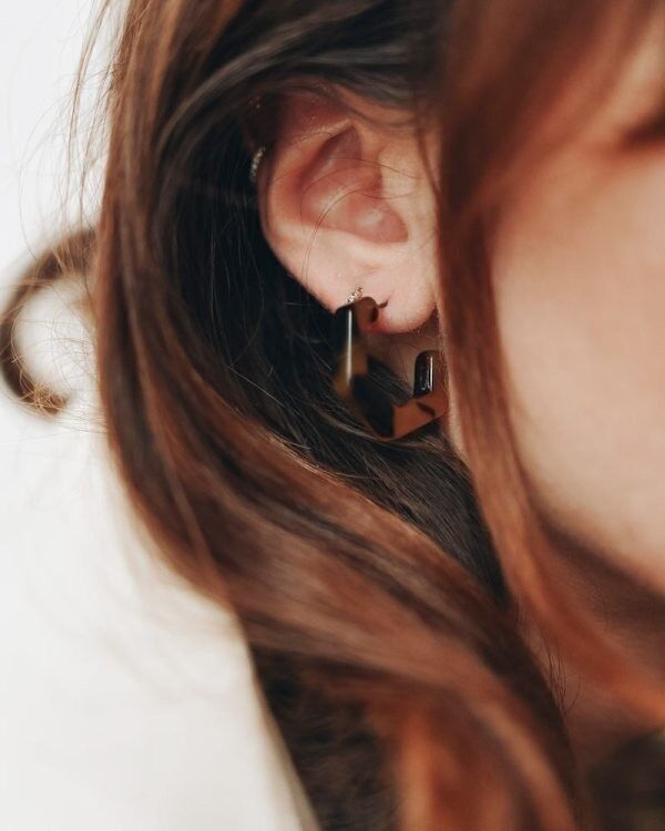 Orecchini a cerchio aperto con scala Jaspé a forma esagonale