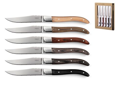 Set 6 coltelli Steak con lama in acciaio inox seghettata e manico rivettato in legno naturale. Misure del coltello base 2cm, altezza 1,5 cm ,profondità 22,5 cm. Peso 0,090 gr.